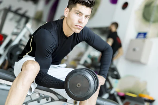 Hombre joven entrenando en un gimnasio —  Fotos de Stock