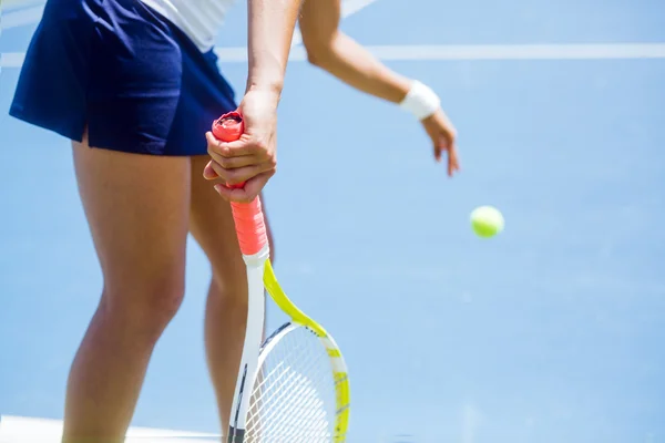 Piękne kobiece tenisista obsługujących — Zdjęcie stockowe