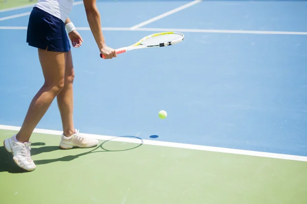 Beautiful female tennis player serving — Stock Photo, Image