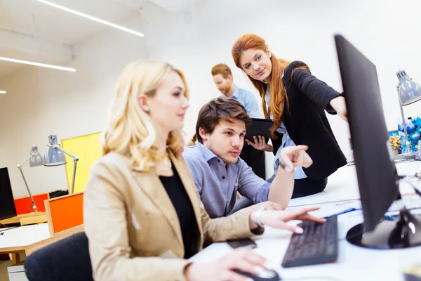 ofiste çalışan iş adamları