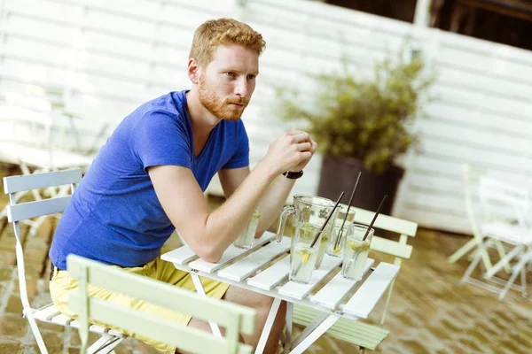 Nachdenklicher Ingwermann wartet an einem Tisch — Stockfoto