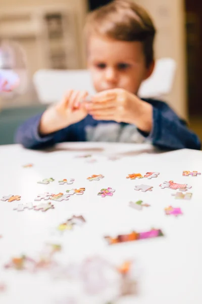 Niño resolver rompecabezas — Foto de Stock