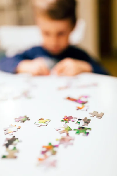 Niño resolver rompecabezas — Foto de Stock