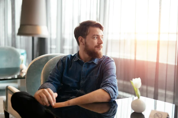 Uomo in attesa di data di arrivo — Foto Stock