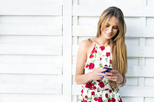 Mulher bonita usando telefone — Fotografia de Stock