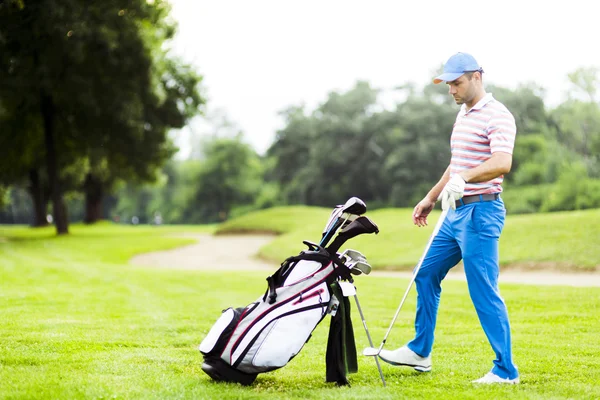 Golfista selecionando clube apropriado — Fotografia de Stock