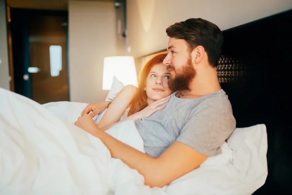 Pareja sensual en la cama —  Fotos de Stock