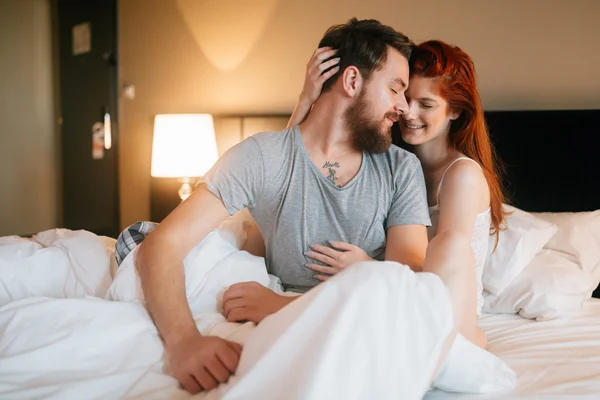 Szczęśliwa para w sypialni — Zdjęcie stockowe