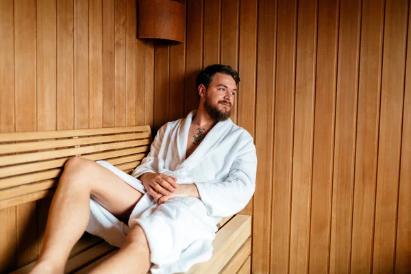 Schöner Mann entspannt sich in der Sauna — Stockfoto