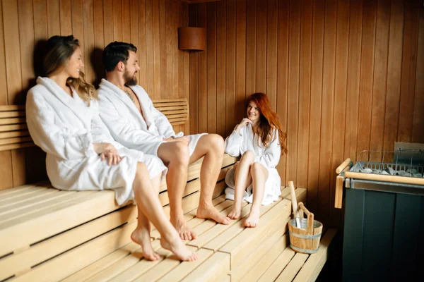 Menschen entspannen sich in der Sauna — Stockfoto