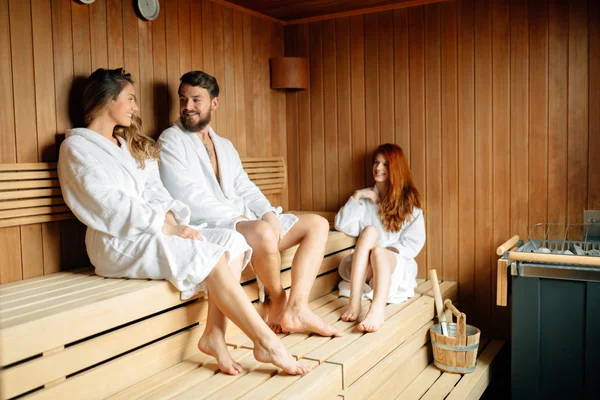 Menschen entspannen sich in der Sauna — Stockfoto