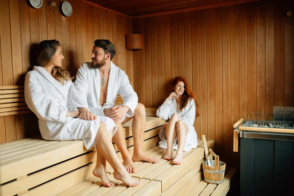 Menschen entspannen sich in der Sauna — Stockfoto