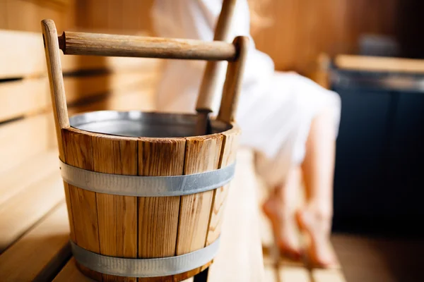 Balde de sauna de madeira finlandesa — Fotografia de Stock