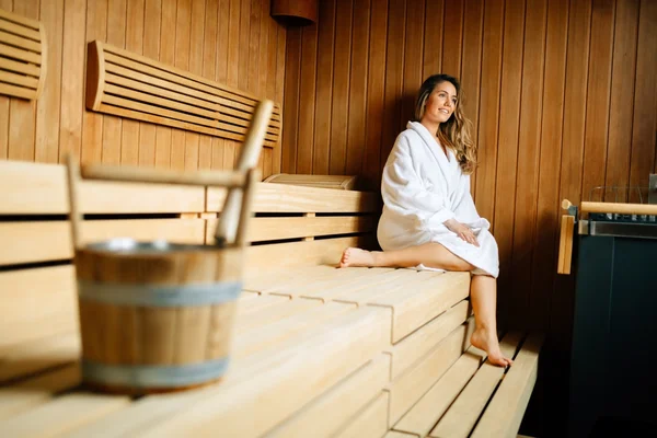 Schöne Frau sitzt in der finnischen Sauna — Stockfoto