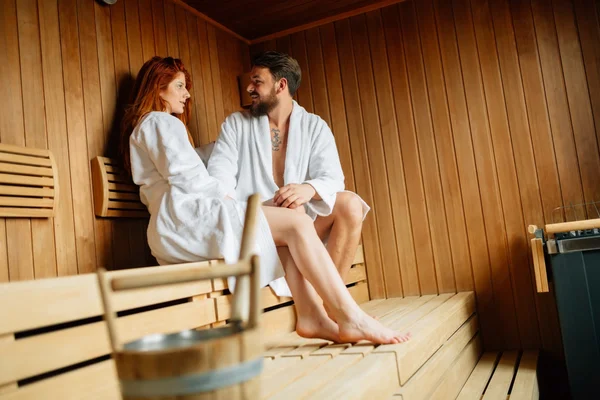 Belo casal relaxante na sauna — Fotografia de Stock