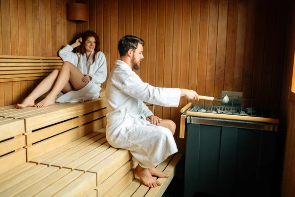 Casal desfrutando de sauna finlandesa — Fotografia de Stock