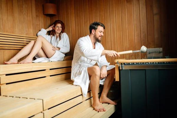 Paar ruht sich in Sauna aus — Stockfoto