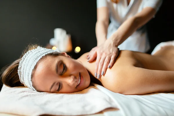 Massage therapist massaging woman — Stock Photo, Image