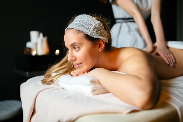 Massage einer schönen Frau — Stockfoto