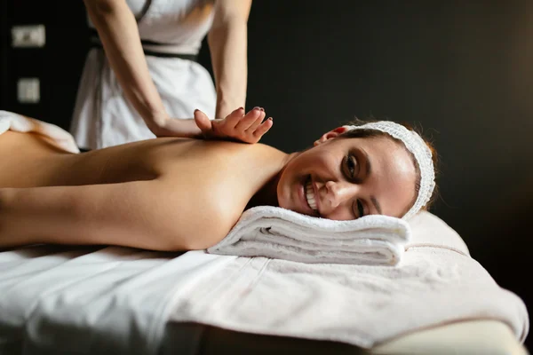 Belle femme bénéficiant de massage traitement — Photo