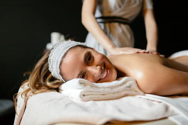 Mulher bonita desfrutando de massagem — Fotografia de Stock