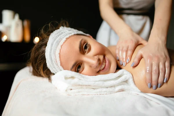 Hermosa mujer disfrutando de masaje — Foto de Stock