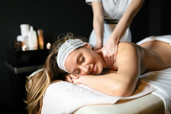 Massage therapist massaging woman — Stock Photo, Image