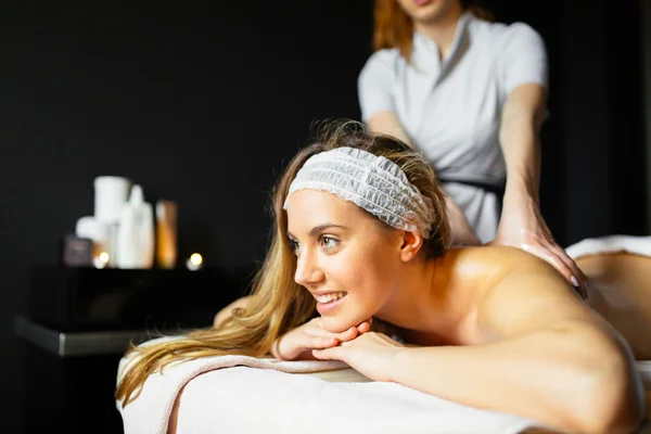 Mooie vrouw genieten van massage — Stockfoto