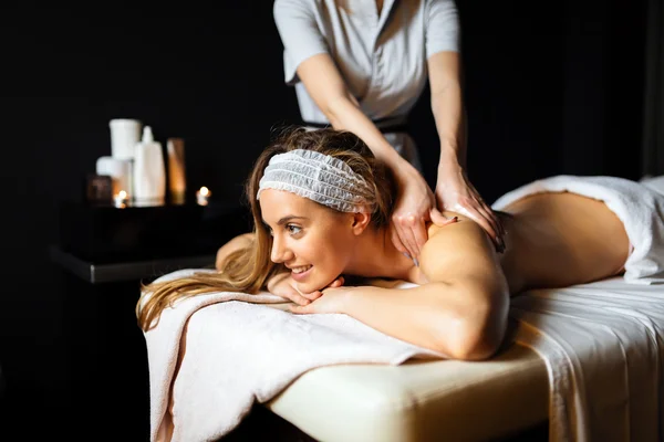 Schöne Frau genießt Massage — Stockfoto