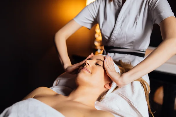 Belle brune bénéficiant de massage — Photo