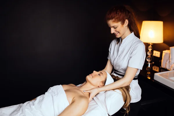 Bella donna godendo massaggio — Foto Stock