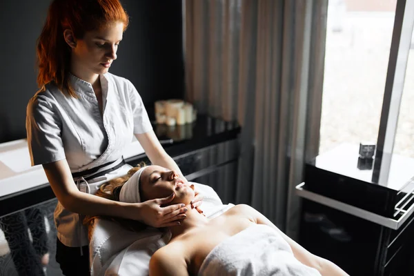 Mulher bonita desfrutando de massagem — Fotografia de Stock
