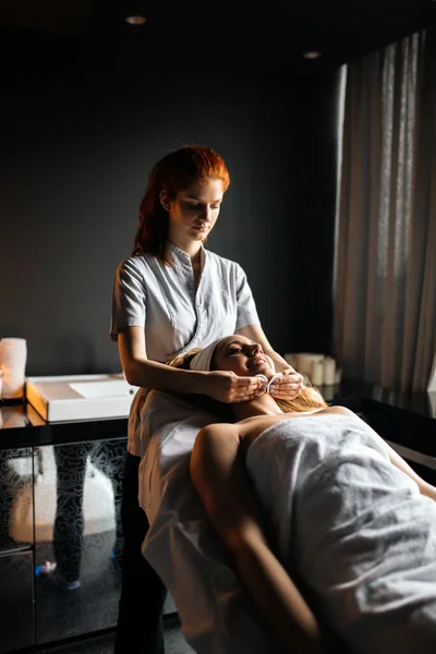 Massage terapeut masserande kvinna — Stockfoto
