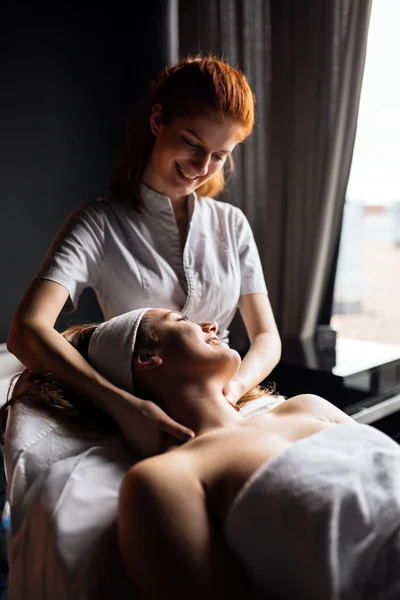 Vacker kvinna njuter av massage — Stockfoto