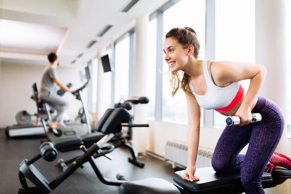 Mujer hermosa entrenamiento en el gimnasio — Foto de Stock