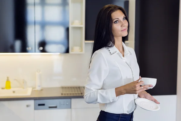 Hermosa mujer en una cocina —  Fotos de Stock