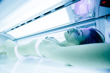 Güzel kadın solaryumda yalan