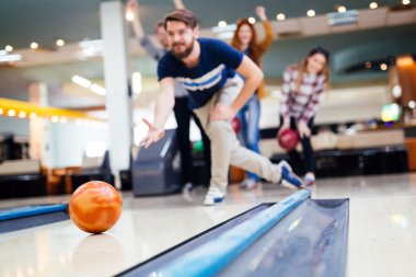 Bowling süre eğleniyor arkadaşlar
