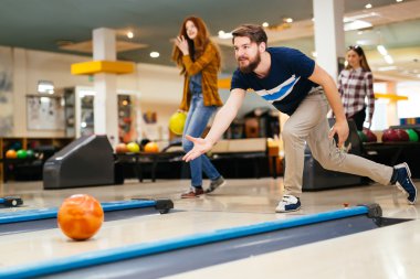 Bowling süre eğleniyor arkadaşlar
