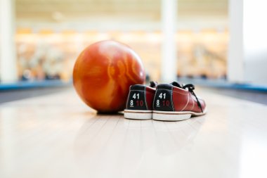 bir çift ayakkabı ve bir bowling topu