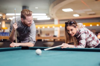 Bilardo oynarken flört Çift