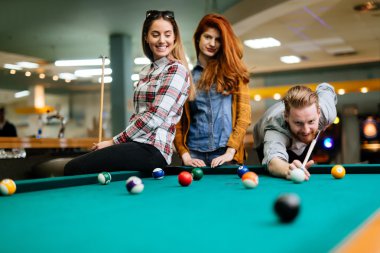 Mutlu arkadaş havuzu oynarken zevk