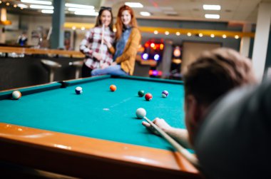 Bilardo masasında amaçlayan snooker oyuncusu 