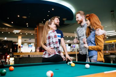 Mutlu arkadaş havuzu oynarken zevk