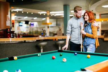 Güzel çift bilardo oynarken