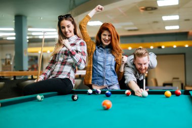 Mutlu arkadaş havuzu oynarken zevk