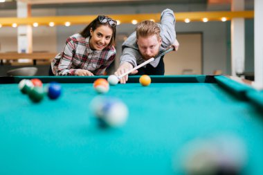 Güzel çift bilardo oynarken