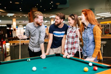 Bir grup insan bilardo oynarken