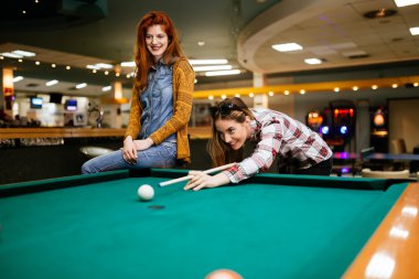 Güzel kadınlar bilardo oynarken