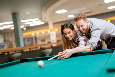 Çift tanışma ve bilardo oynarken